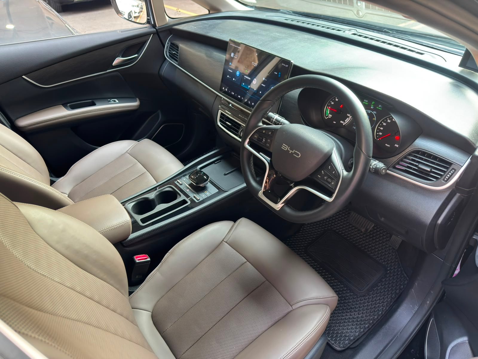 BYD M6 Extended Range 7 Seater photo 7